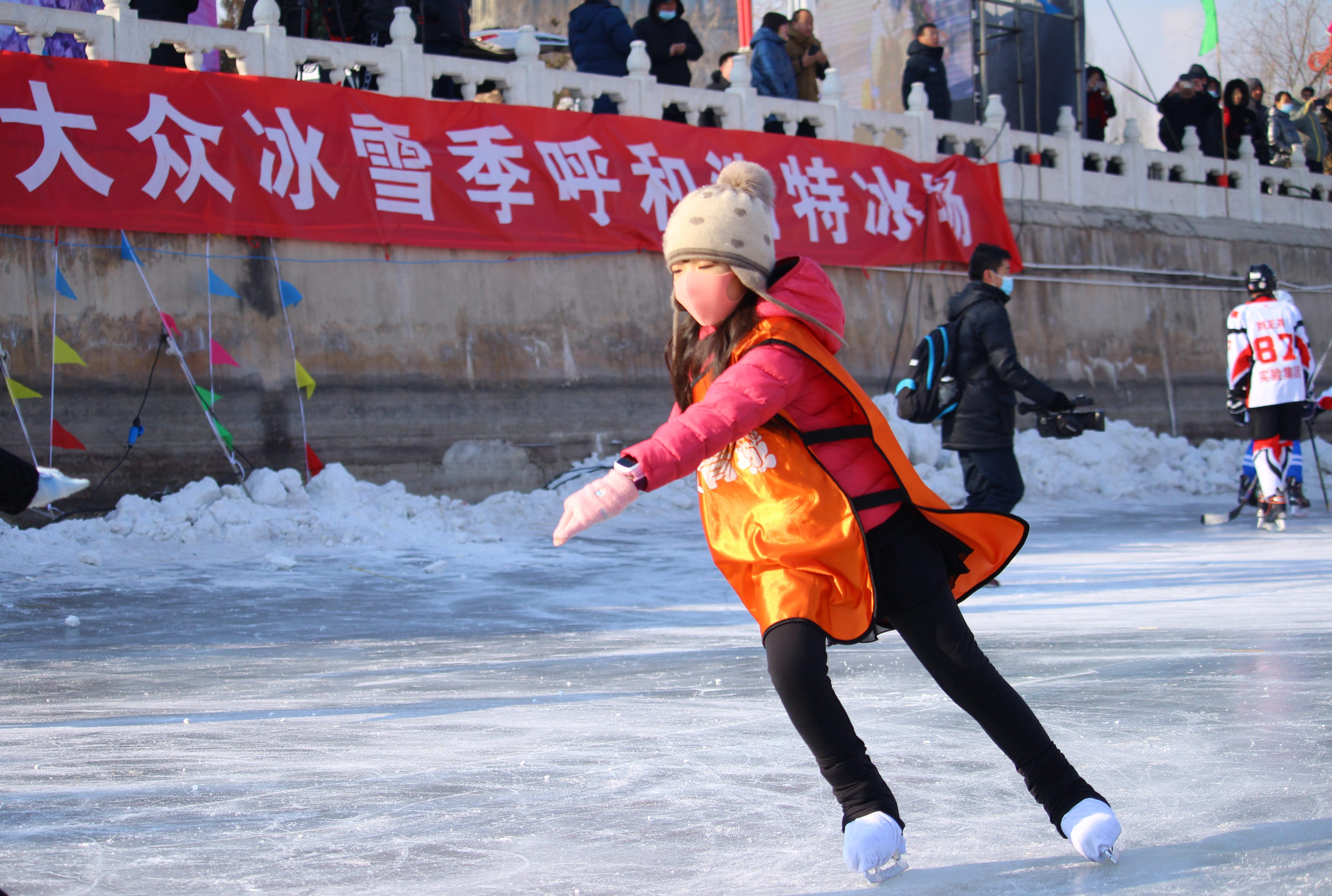 滑冰戲雪季 幸福滿青城