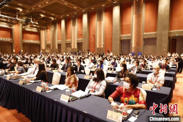 500余名專家學者、嘉賓代表以線上線下方式參加開幕式。　盛佳鵬 攝