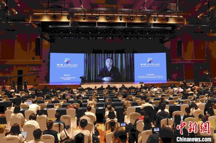 中國工程院院士、“人民英雄”國家榮譽稱號獲得者張伯禮通過視頻發(fā)表主旨演講?！∈⒓样i 攝