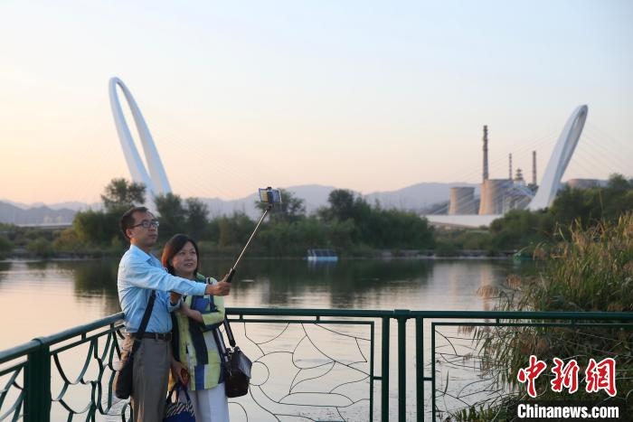 10月1日，北京冬奧公園內(nèi)的游客?！?lt;a target='_blank' href='http://www.chinanews.com/'>中新社</a> 易海菲 攝