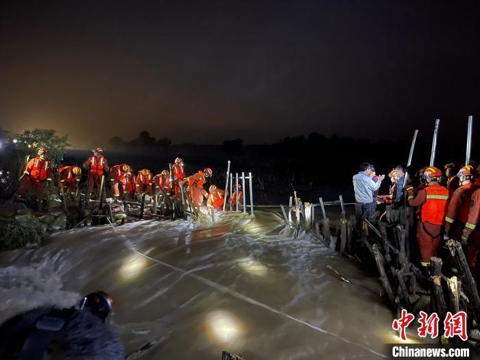 消防員分成左右兩路，同時(shí)發(fā)起決口封堵總攻。　閆旭輝 攝