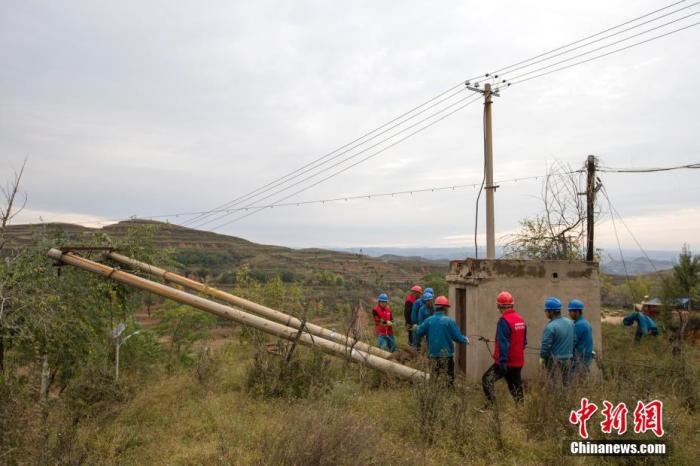 資料圖：10月11日，山西省靈石縣，電力工作人員在搶修電力設(shè)施。<a target='_blank' href='http://www.chinanews.com/'>中新社</a>記者 張?jiān)?攝 　