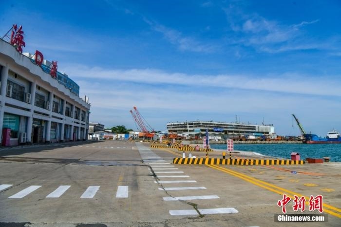 10月12日7時(shí)，受臺(tái)風(fēng)“圓規(guī)”影響，海口新海港、秀英港、鐵路南港停止作業(yè)，瓊州海峽再次停航。圖為?？谛阌⒏鄞a頭。 <a target='_blank' href='http://www.chinanews.com/'>中新社</a>記者 駱云飛 攝