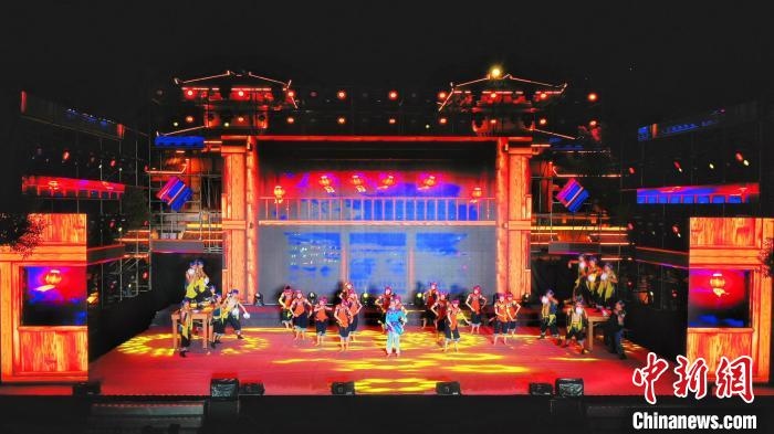 2021昭君文化旅游活動(dòng)專場晚會(huì)現(xiàn)場?！≈苄橇?攝