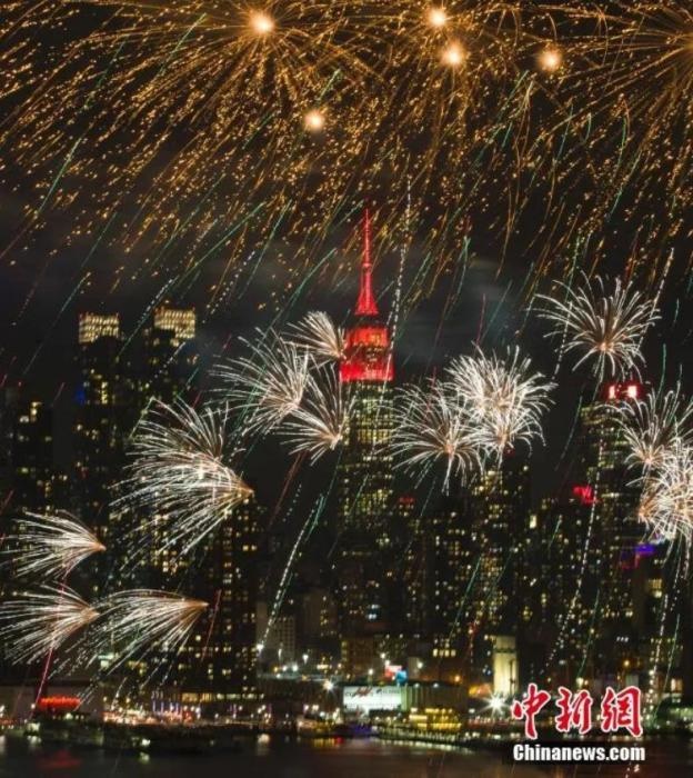 　　2018年，中國駐紐約總領事館前的哈德遜河上空燃放起焰火，慶祝中國狗年春節(jié)。