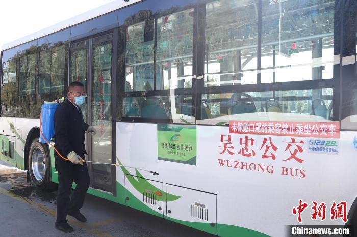 工作人員正在對(duì)公交車進(jìn)行消殺?！∮诰?攝