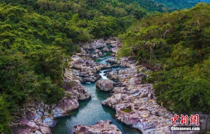 航拍海南呀諾達熱帶雨林景區(qū)，鳥瞰秀美山水、廣袤雨林。<a target='_blank' href='http://www.chinanews.com/'>中新社</a>記者 駱云飛 攝