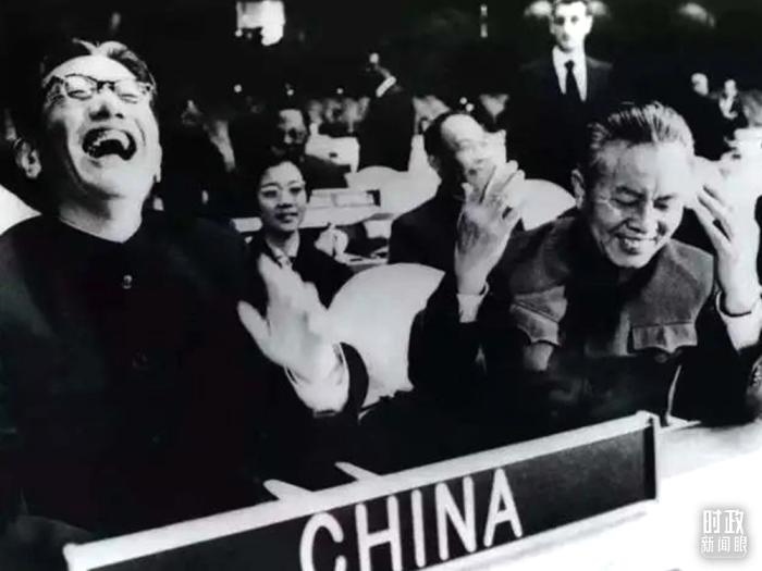 △1971年11月15日，以外交部副部長(zhǎng)喬冠華(左一)為團(tuán)長(zhǎng)、黃華(右一)為副團(tuán)長(zhǎng)的中國(guó)代表團(tuán)，首次出現(xiàn)在聯(lián)合國(guó)大會(huì)上。(資料圖)