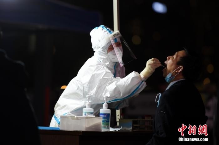 醫(yī)護人員為居民做核酸檢測。 <a target='_blank' href='http://www.chinanews.com/'>中新社</a>記者 何蓬磊 攝