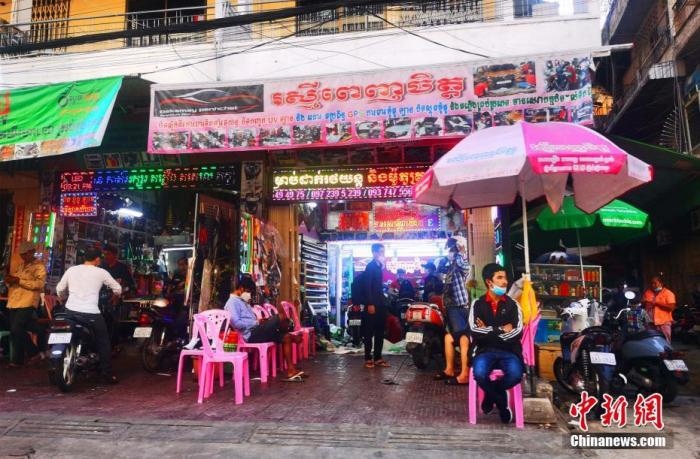 圖為金邊市中心的烏亞西市場(chǎng)，不少店鋪恢復(fù)營(yíng)業(yè)。 <a target='_blank' href='http://www.chinanews.com/'>中新社</a>記者 歐陽開宇 攝