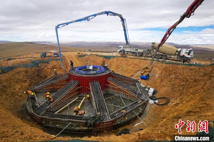 資料圖為該風電場建設(shè)現(xiàn)場?！≈袊娊瘓F成都勘測設(shè)計研究院有限公司 供圖