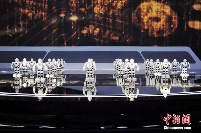 資料圖：2020年11月1日，科幻 科技創(chuàng)新主題論壇在北京舉行。圖為優(yōu)必選機器人科幻秀。<a target='_blank' href='/'>中新社</a>記者 田雨昊 攝