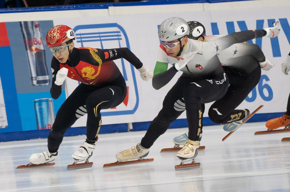 11月20日，中國選手武大靖(左)和匈牙利選手劉少林在比賽中。劉少林奪得冠軍，武大靖獲得第四名。新華社發(fā)(弗爾季·奧蒂洛 攝)