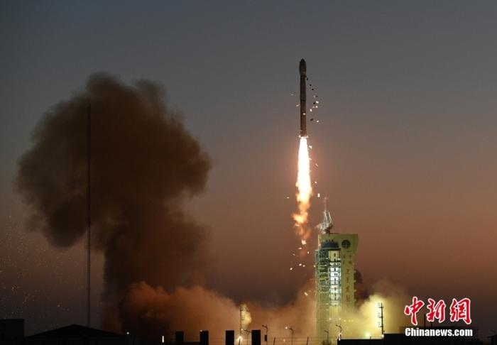 11月23日7時45分，中國在酒泉衛(wèi)星發(fā)射中心用長征四號丙運載火箭，成功將高分三號02星發(fā)射升空。<a target='_blank' href='/'>中新社</a>發(fā) 汪江波 攝 　