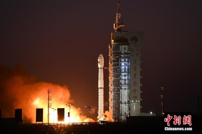 11月23日7時45分，中國在酒泉衛(wèi)星發(fā)射中心用長征四號丙運載火箭，成功將高分三號02星發(fā)射升空。 <a target='_blank' href='/'>中新社</a>發(fā) 汪江波 攝 　
