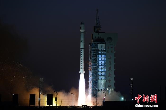 11月23日7時45分，中國在酒泉衛(wèi)星發(fā)射中心用長征四號丙運載火箭，成功將高分三號02星發(fā)射升空。 <a target='_blank' href='/'>中新社</a>發(fā) 汪江波 攝