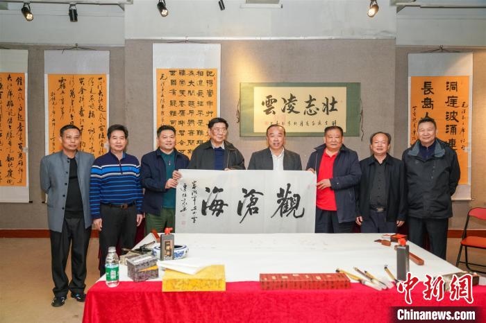 圖為百名將軍書畫展活動(dòng)現(xiàn)場(chǎng)?！∷涡憬?攝 攝