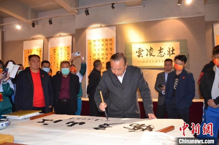 圖為“鐵軍老戰(zhàn)士”、著名書法家、解放軍報(bào)原副總編輯連俊義少將現(xiàn)場(chǎng)揮毫。　顏新陽 攝 攝