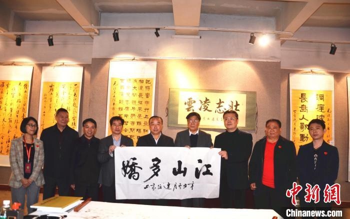 圖為百名將軍書畫展活動(dòng)現(xiàn)場(chǎng)?！☆佇玛?攝 攝