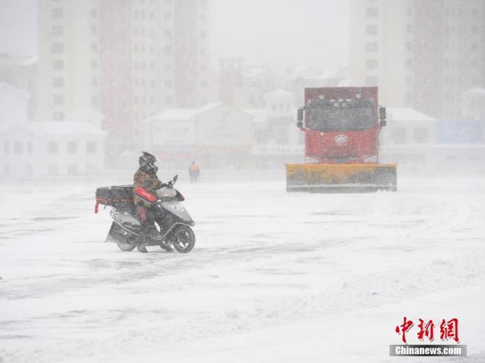 資料圖：市民冒雪出行。 <a target='_blank' href='/'>中新社</a>記者 張瑤 攝