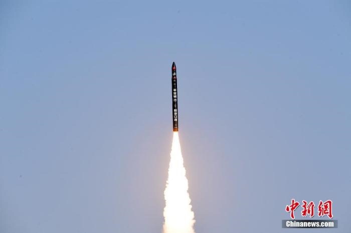 北京時(shí)間2021年12月7日12時(shí)12分，谷神星一號(hào)遙二運(yùn)載火箭在中國(guó)酒泉衛(wèi)星發(fā)射中心成功發(fā)射升空，將搭載的天津大學(xué)一號(hào)、麗澤一號(hào)、寶醞號(hào)、金紫荊五號(hào)、金紫荊一號(hào)03星等5顆小衛(wèi)星順利送入預(yù)定軌道，發(fā)射任務(wù)獲得圓滿(mǎn)成功。汪江波 攝