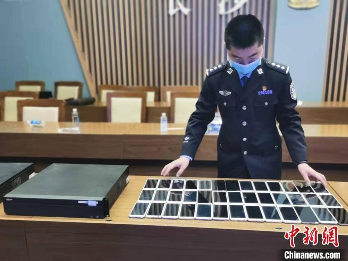民警展示作案工具。　長沙市公安局供圖