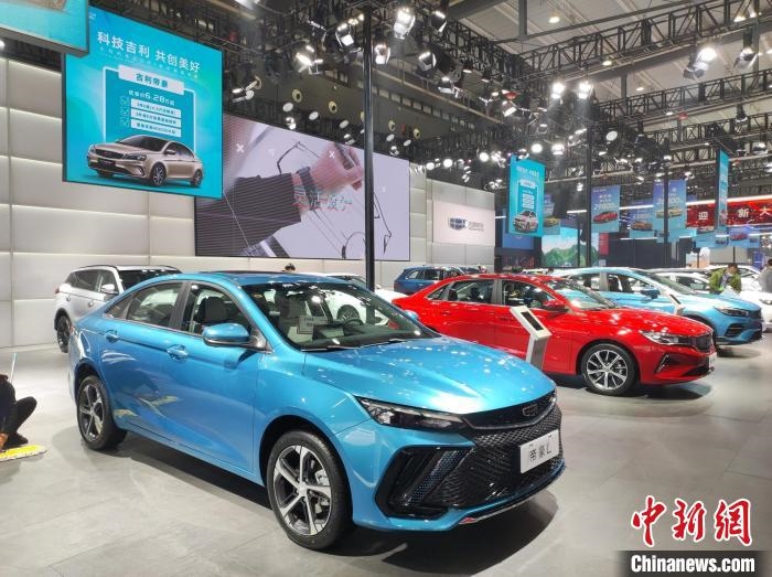 長沙國際車展上展出的汽車?！√菩∏?攝