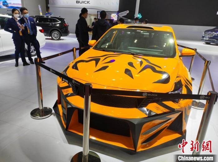 長沙國際車展上展出的汽車?！√菩∏?攝