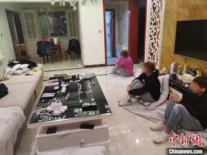 資料圖為果洛藏族自治州公安民警抓獲的犯罪嫌疑人?！‖斍呖h公安局供圖
