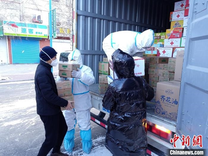 圖為滿洲里物資保障巡回補給車隊配貨現(xiàn)場?！∏靥饌?攝