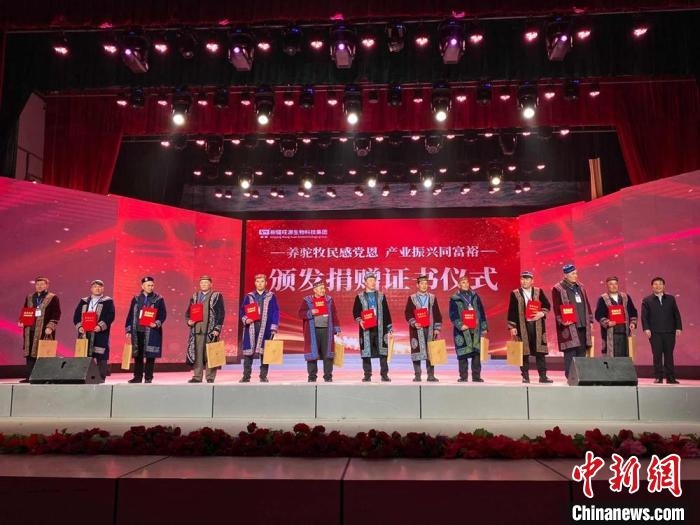 阿勒泰地區(qū)牧民靠企業(yè)的幫扶走上了致富道路?！」o琨 攝