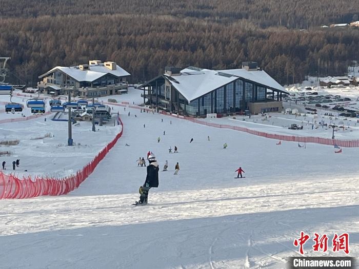 在吉林白山體驗滑雪的游客眾多?！⊙潡?攝