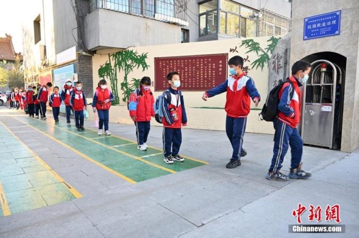 10月，呼和浩特市一所小學(xué)內(nèi)，學(xué)生間隔入校。 <a target='_blank' href='/'>中新社</a>記者 劉文華 攝