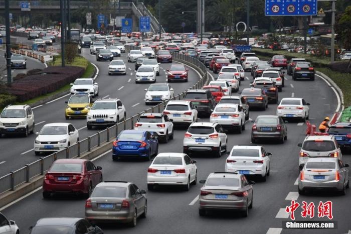 成都市劍南大道的早高峰，車輛排隊(duì)入城。張浪 攝