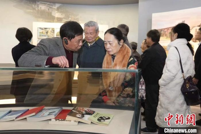 船政后裔在參觀新館。　陳曉靜 攝