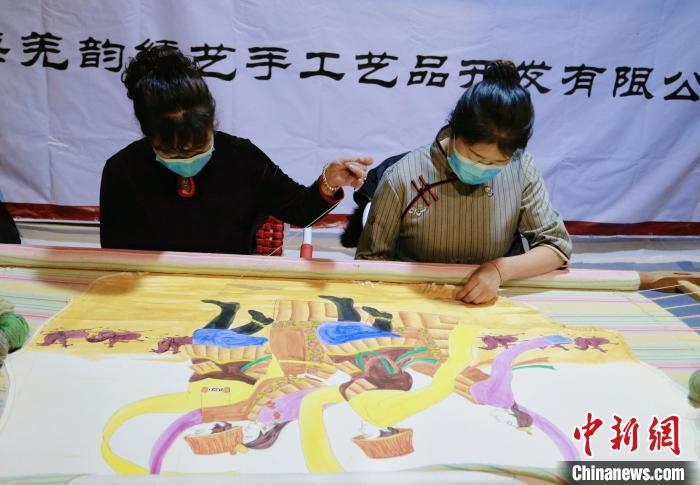圖為皮繡藝人在市集上“秀”指尖技藝?！●R銘言 攝