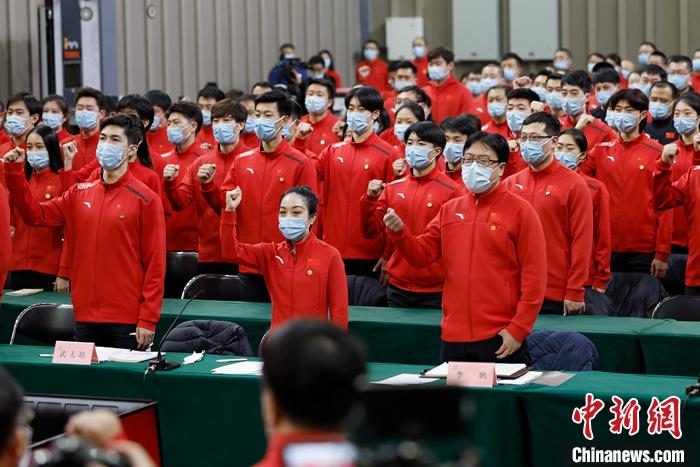 1月5日晚，全力沖刺北京冬奧學(xué)習(xí)座談會(huì)在北京舉行，座談會(huì)后，中國冰雪國家集訓(xùn)隊(duì)全體成員起立，齊聲高呼：“中國冰雪，加油！加油！加油！” <a target='_blank' href='/'>中新社</a>記者 富田 攝
