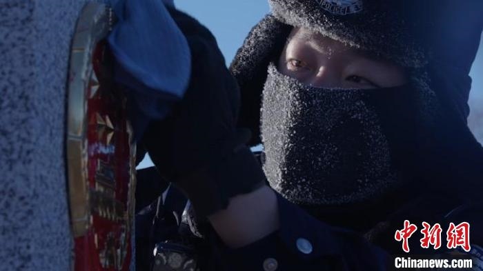 圖為恩和哈達(dá)邊境派出所的9名民警踏雪巡邊?！⒕S明 攝