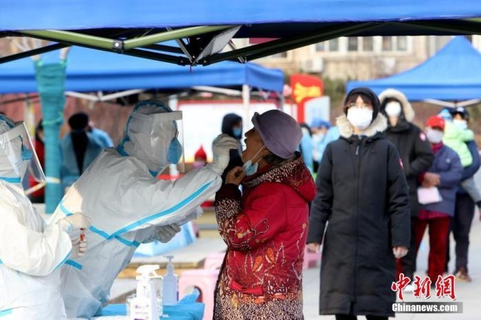 資料圖：1月9日，天津市南開大學西南村，社區(qū)組織市民進行核酸檢測。 <a target='_blank' href='/'>中新社</a>記者 張道正 攝
