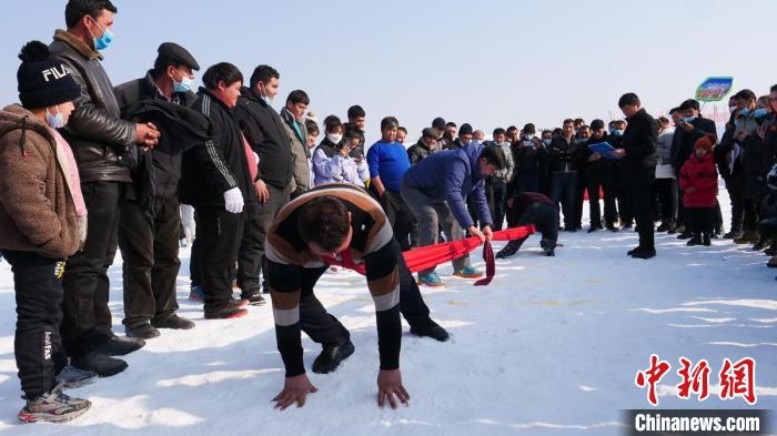 在雪地上舉行的少數(shù)民族傳統(tǒng)體育項(xiàng)目押加?！“统h融媒體中心供圖