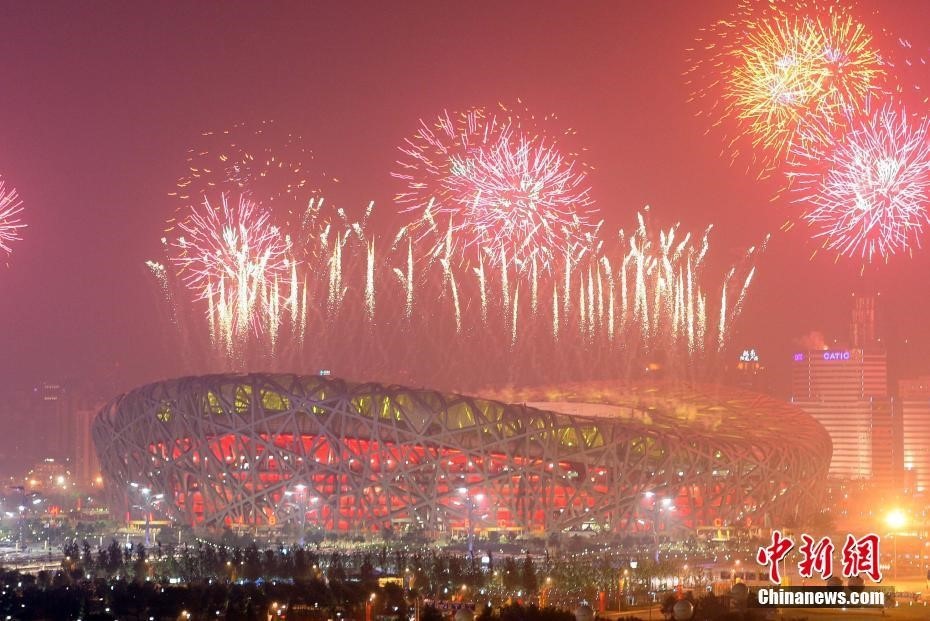 (圖為2008年8月8日晚，第二十九屆奧林匹克運動會在北京開幕。絢麗煙花綻放北京夜空，火樹銀花映“鳥巢”。 <a target='_blank' href='/'>中新社</a>記者 毛建軍 攝)