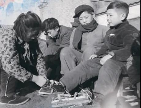 上世紀(jì)50年代，孩子們在穿木板冰鞋。(圖源：北京日報)