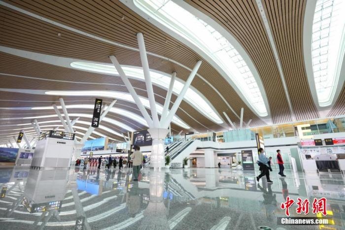 資料圖：貴陽龍洞堡國際機場T3航站樓出發(fā)大廳。 瞿宏倫 攝