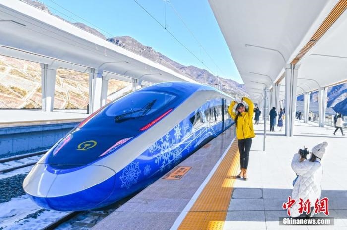 1月12日，河北省張家口市崇禮區(qū)，路側矗立的北京冬奧會標志。崇禮11日迎來降雪，雪后的崇禮冬奧氛圍濃。 <a target='_blank' href='/'>中新社</a>記者 賈天勇 攝