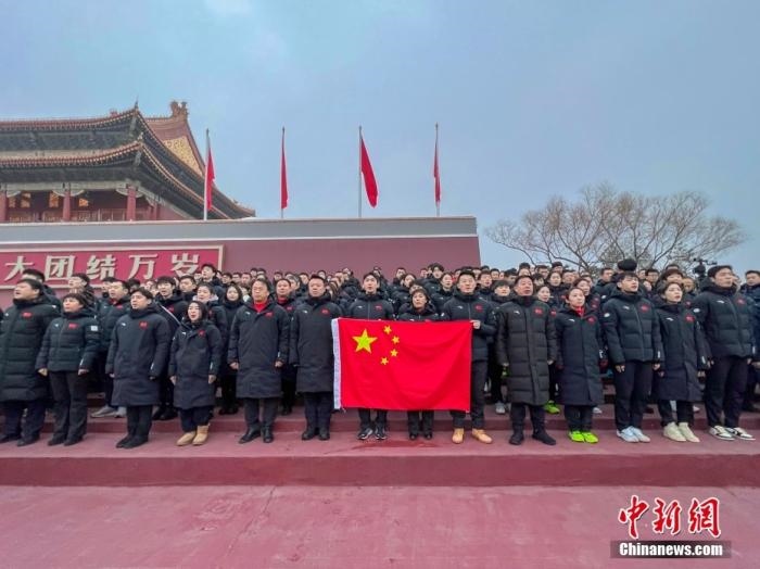 1月25日，北京冬奧會(huì)中國(guó)體育代表團(tuán)部分成員來(lái)到天安門(mén)廣場(chǎng)觀看升國(guó)旗儀式，并宣誓出征。圖為中國(guó)體育代表團(tuán)部分成員宣誓出征北京冬奧會(huì)。 <a target='_blank' href='/'>中新社</a>發(fā) 國(guó)家體育總局冬季運(yùn)動(dòng)管理中心 供圖