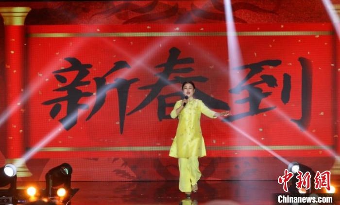 朱明瑛演唱《新春到》。　北京民政部門供圖