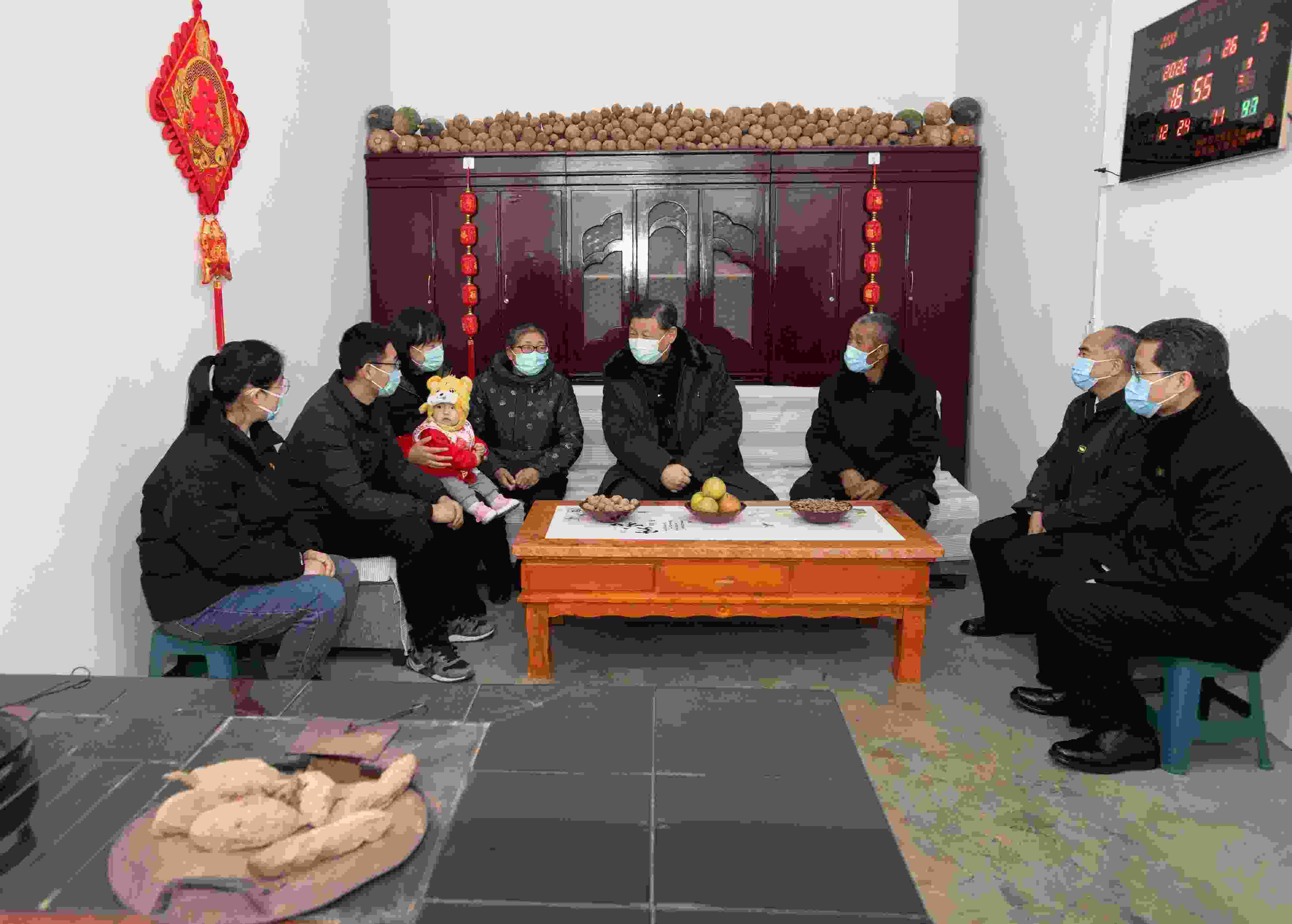 △2022年1月26日，中共中央總書記、國家主席、中央軍委主席習(xí)近平在臨汾市汾西縣僧念鎮(zhèn)段村同村民蔡文明一家親切交流。