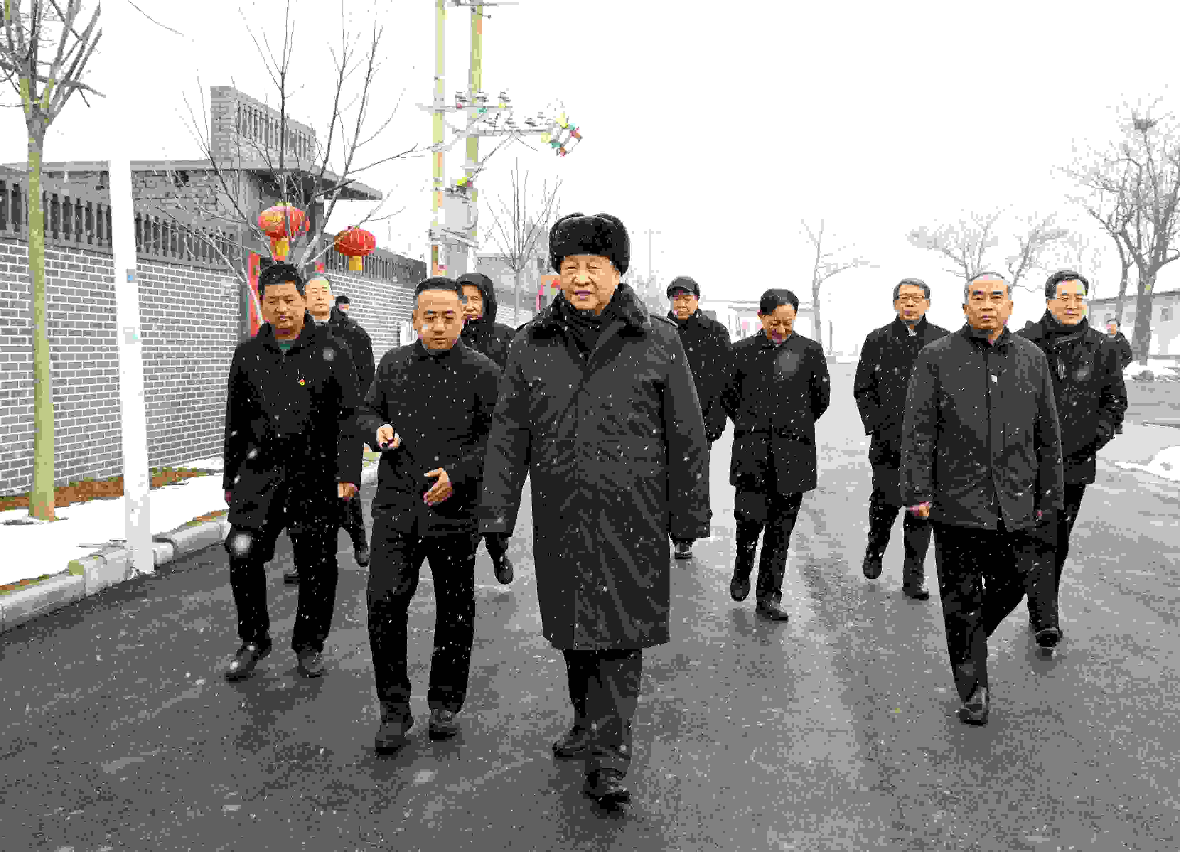 △2022年1月26日，中共中央總書記、國家主席、中央軍委主席習(xí)近平冒雪在臨汾市霍州市師莊鄉(xiāng)馮南垣村考察。