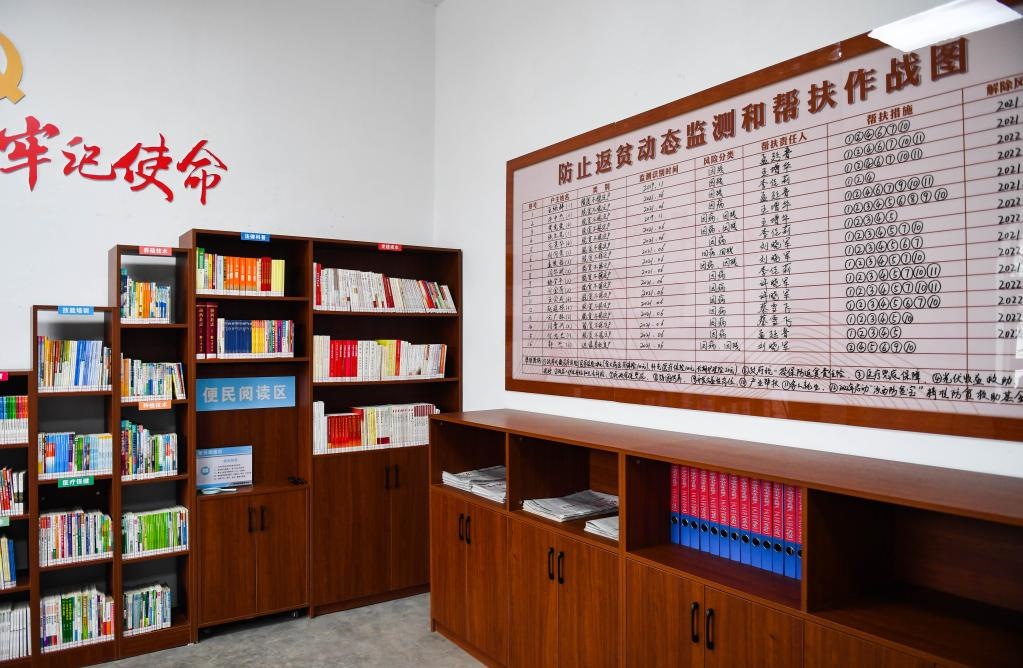 1月27日，段村村委會(huì)內(nèi)的防止返貧動(dòng)態(tài)監(jiān)測(cè)和幫扶作戰(zhàn)圖。新華社記者 柴婷 攝