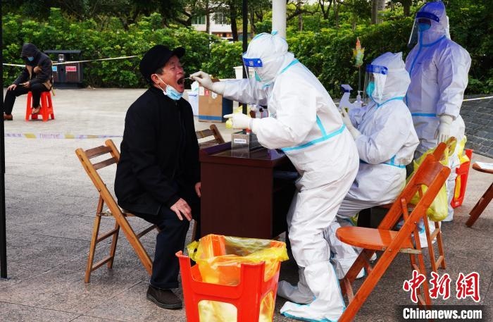 圖為德?？h組織民眾接受核酸檢測?！〉卤？h融媒體中心供圖